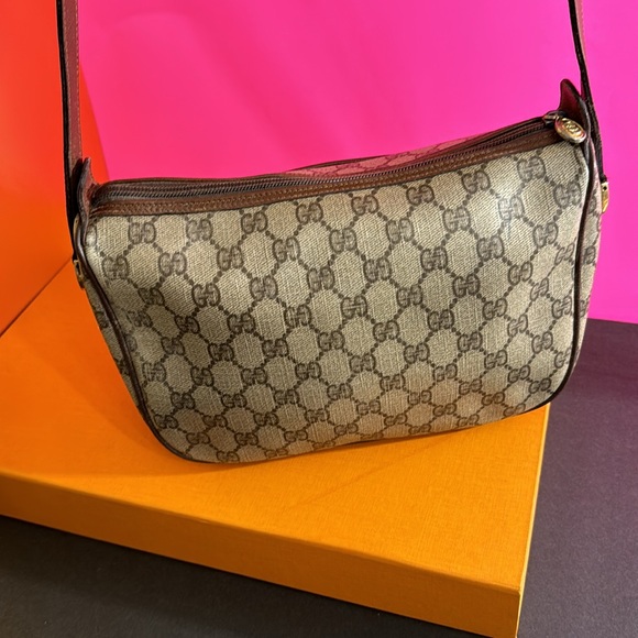 Gucci GG logo crossbody bag a beautiful and clean Gucci bag - Picture 4 of 17